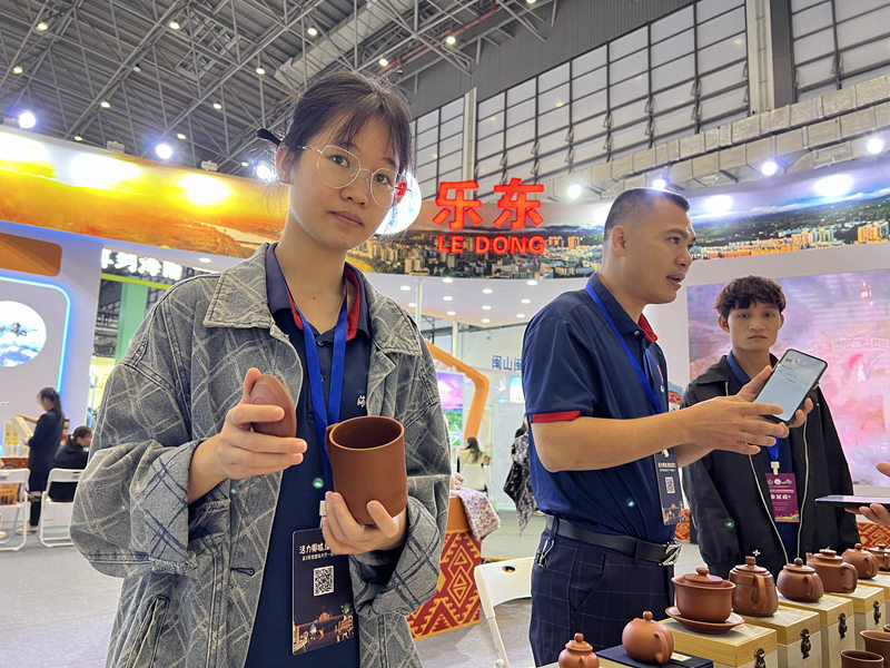 樂東展區的紫金陶茶具。人民網記者李學山攝
