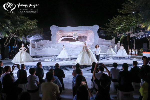 歐洲意大利華麗婚紗秀亮相三亞天涯海角國際婚慶節閉幕式。三亞天涯海角會展供圖
