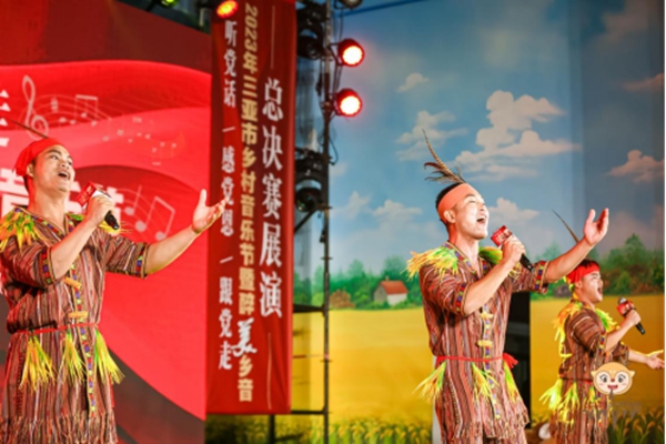 來自三亞市天涯區分賽區的黎賽組合唱跳演繹黎族民歌《豐收歌》獲第二名。