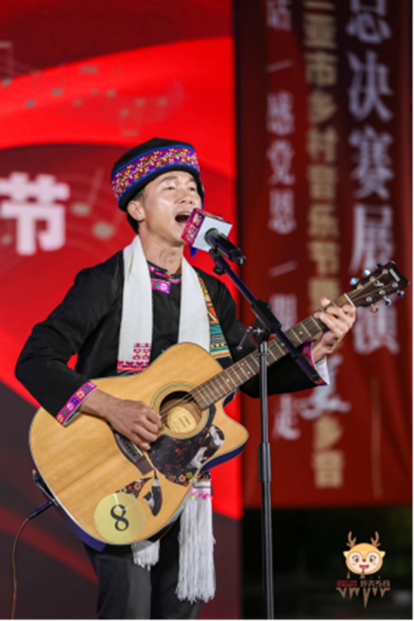 來自三亞市育才生態區的苗族小哥鄧蝗榮吉他彈唱原創苗族民歌《苗家戀歌》獲第三名。