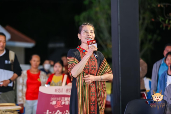 大眾評審周彩萍是三亞市育才生態區馬腳村委會那供三隊村民，現場清唱黎族民歌《哥從哪裡來》。
