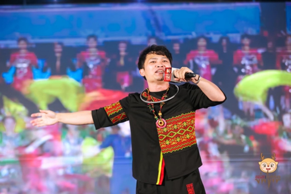 保亭黎族歌手阿儂子黎激情開場演唱黎族民歌《奔格內》《抓魚歌》。