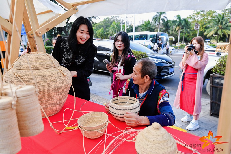 市民游客与编织技艺传承人交流。昌江旅文局供图