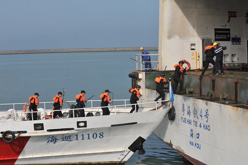 海口铁路公安处开展海上处突模拟演练。刘新华摄.JPG