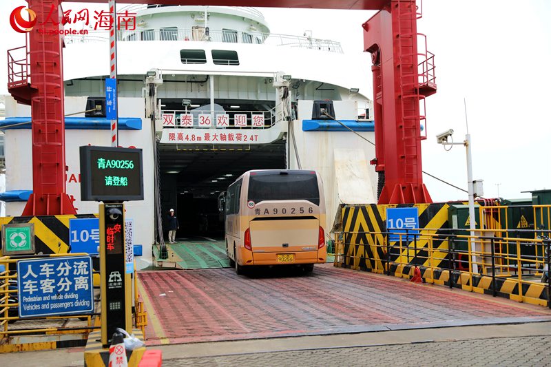 1月26日，海口新海港，車輛上船等待離港。 人民網記者 孟凡盛攝