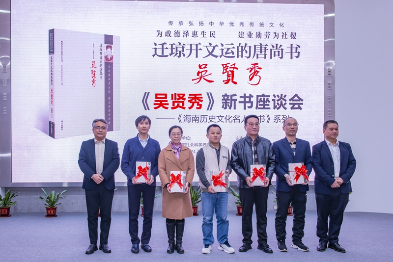 图书捐赠现场。主办方供图