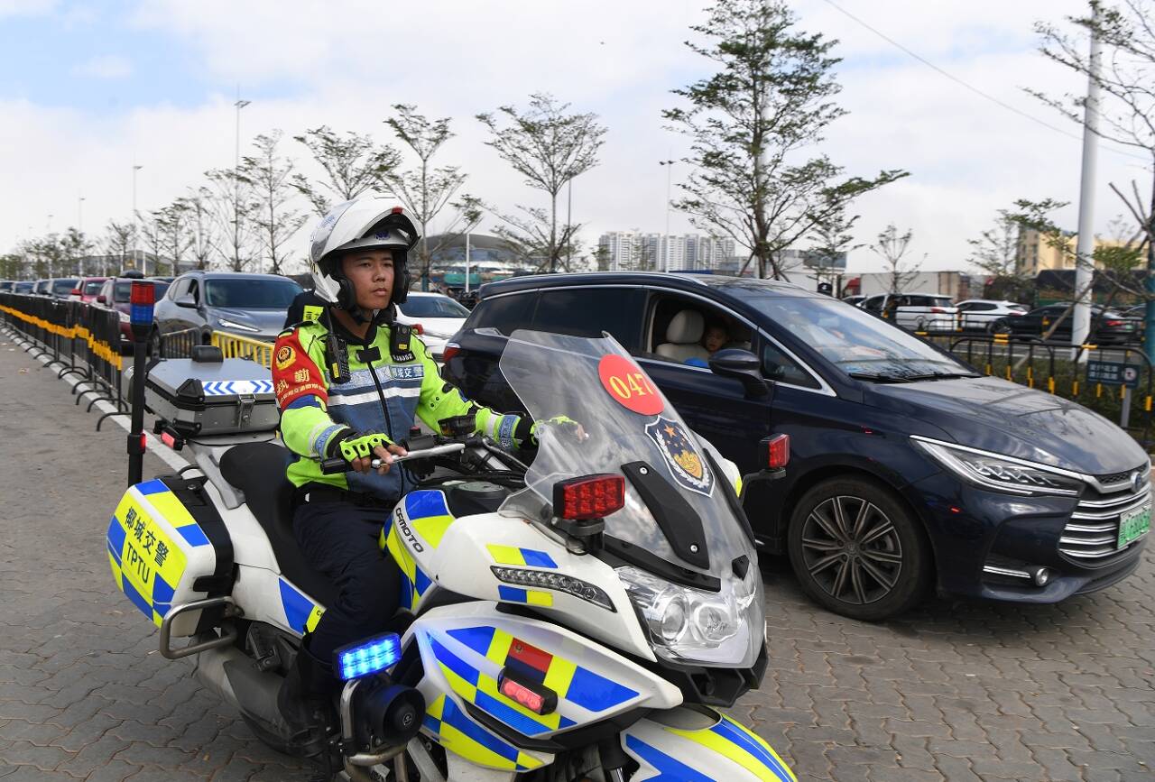 海口新海滚装码头客运综合枢纽站，海口交警正在为过海车辆保驾护航。石中华摄