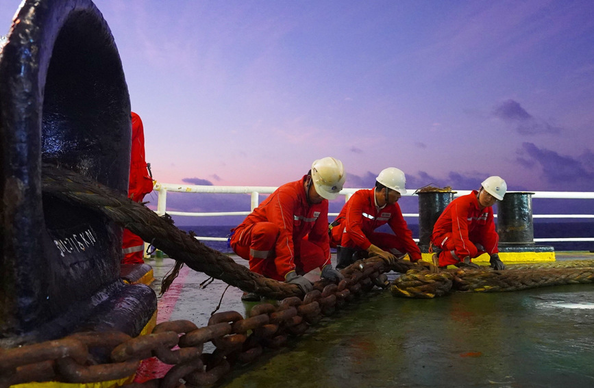 “深海一号”二期工程综合处理平台正在加紧施工，建设者们昼夜施工。毕嵩钰摄