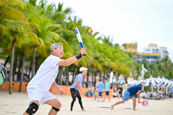 圖：2024年“三亞球王”全民健身民間沙灘網球爭霸賽比賽現場。三亞市旅文局供圖