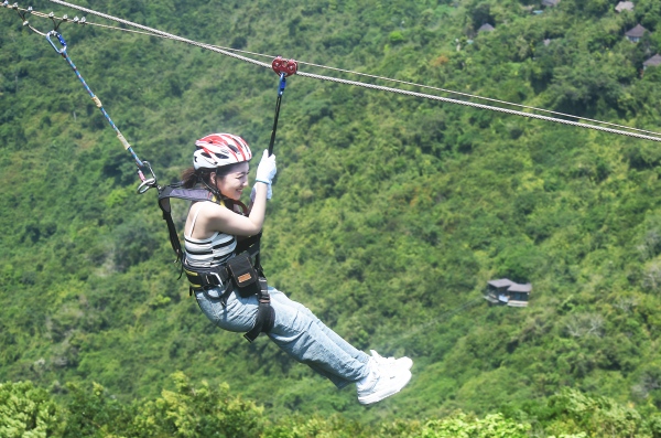 年輕女性喜歡體驗三亞亞龍灣熱帶天堂森林旅游區雨林飛越等刺激性運動項目。黃慶優 攝