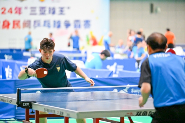 圖：2024年“三亞球王”全民健身民間乒乓球爭霸賽比賽現場。
