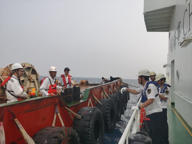 现场指挥船“海巡1103”轮工作人员与广州打捞局作业人员沟通打捞作业事宜。三亚海事局 林时汉摄