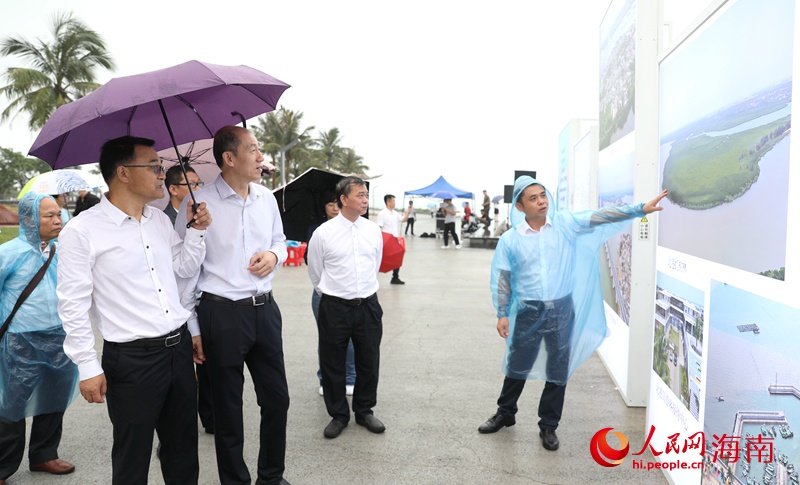 海南环岛旅游公路和美乡村图片展现场。人民网记者 符武平摄