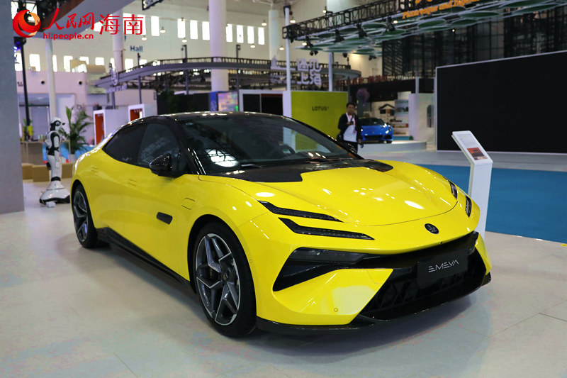 第四届中国国际消费品博览会展出的汽车类展品。 人民网记者 孟凡盛摄