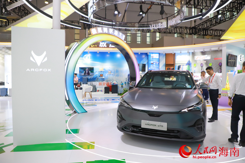 江蘇展館展出的新能源汽車。人民網記者 牛良玉攝