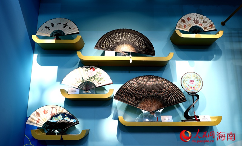 杭州馆展出的扇子工艺品。人民网记者 符武平摄