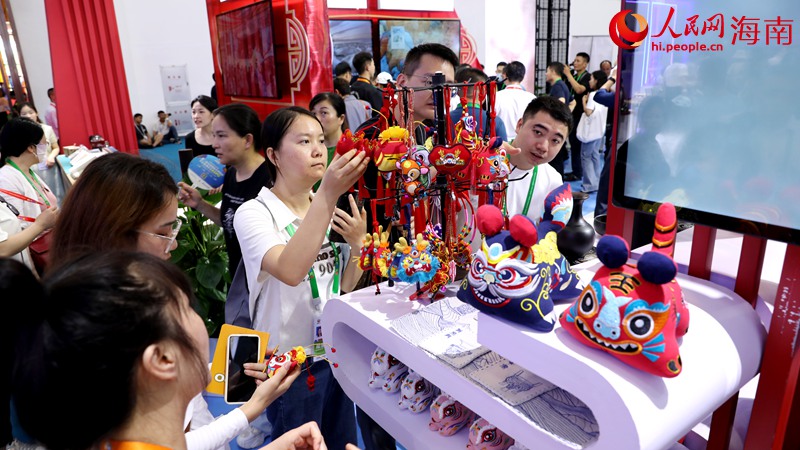 陝西館展出的刺繡文創產品廣受歡迎。人民網記者 符武平攝
