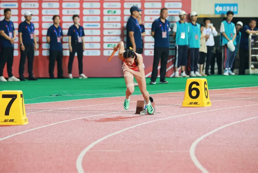 天涯区黎族女孩林进霞努力奔跑，跑进清华大学