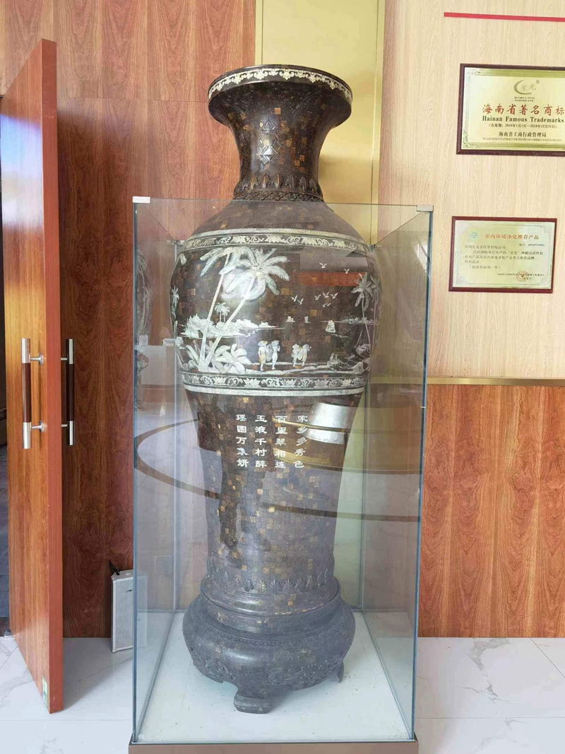 海南国货潮品馆展示的巨型椰雕花瓶。海南省旅文厅供图
