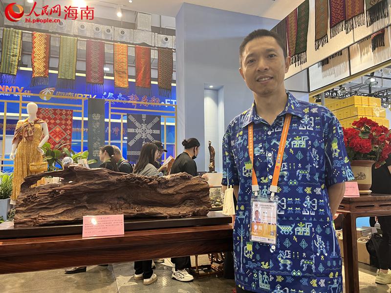 中國工藝美大師吳孔德帶著自己的新作品亮相消博會海南國貨潮品館。人民網記者 李學山攝
