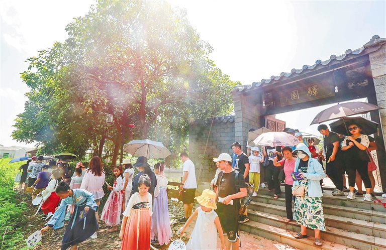 游客在澄邁老城鎮羅驛古村游玩。