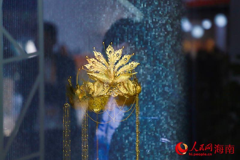 老鳳祥展館展出的“懸浮鳳冠”。人民網記者 牛良玉攝