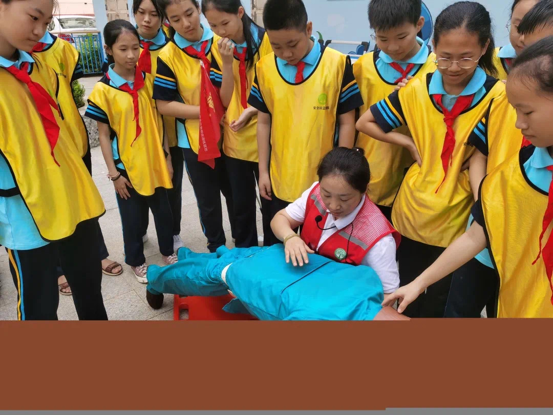 韓冷老師在教三亞魯迅中學學生進行溺水急救
