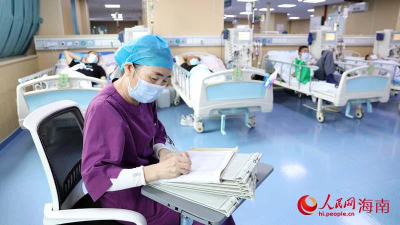 三亞市人民醫院丨四川大學華西三亞醫院的醫護人員為患者提供醫療服務。人民網記者 符武平攝