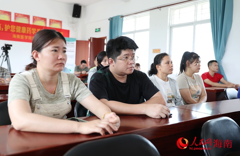 社区居民认真学习用药知识