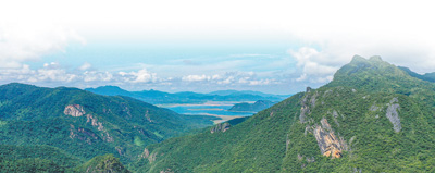 位於海南熱帶雨林國家公園核心區的昌江黎族自治縣王下鄉洪水村，青山連綿，綠意盎然。 王程龍攝