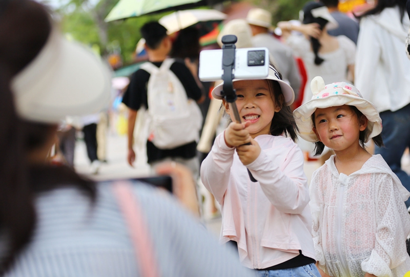 5月3日，家長帶著孩子在三亞南山文化旅游區游覽。