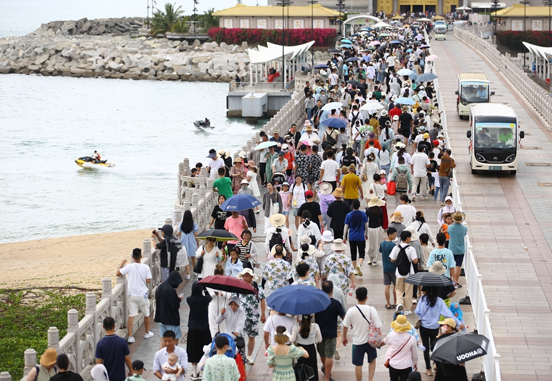 5月3日，三亚南山文化旅游区游人如织。