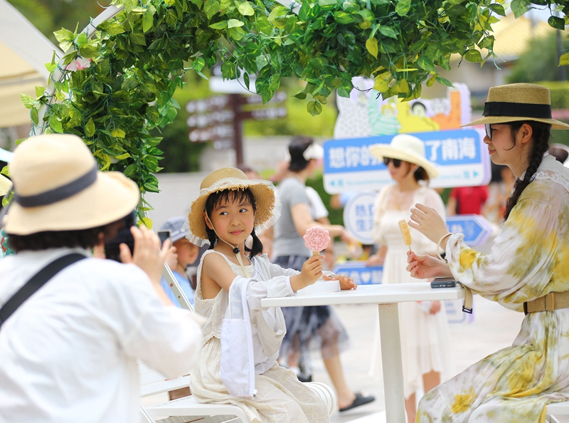 5月3日，游客在三亚南山文化旅游区打卡拍照。