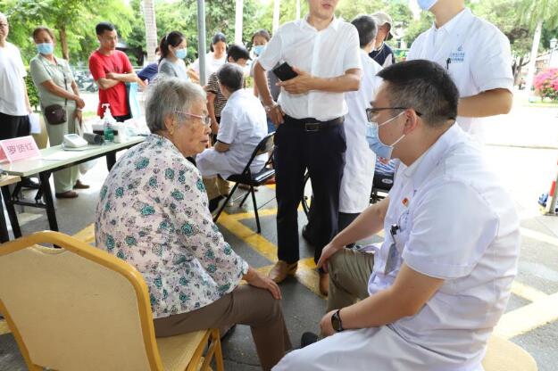 三亚市人民医院骨科王建华主任义诊现场。蔡元广摄