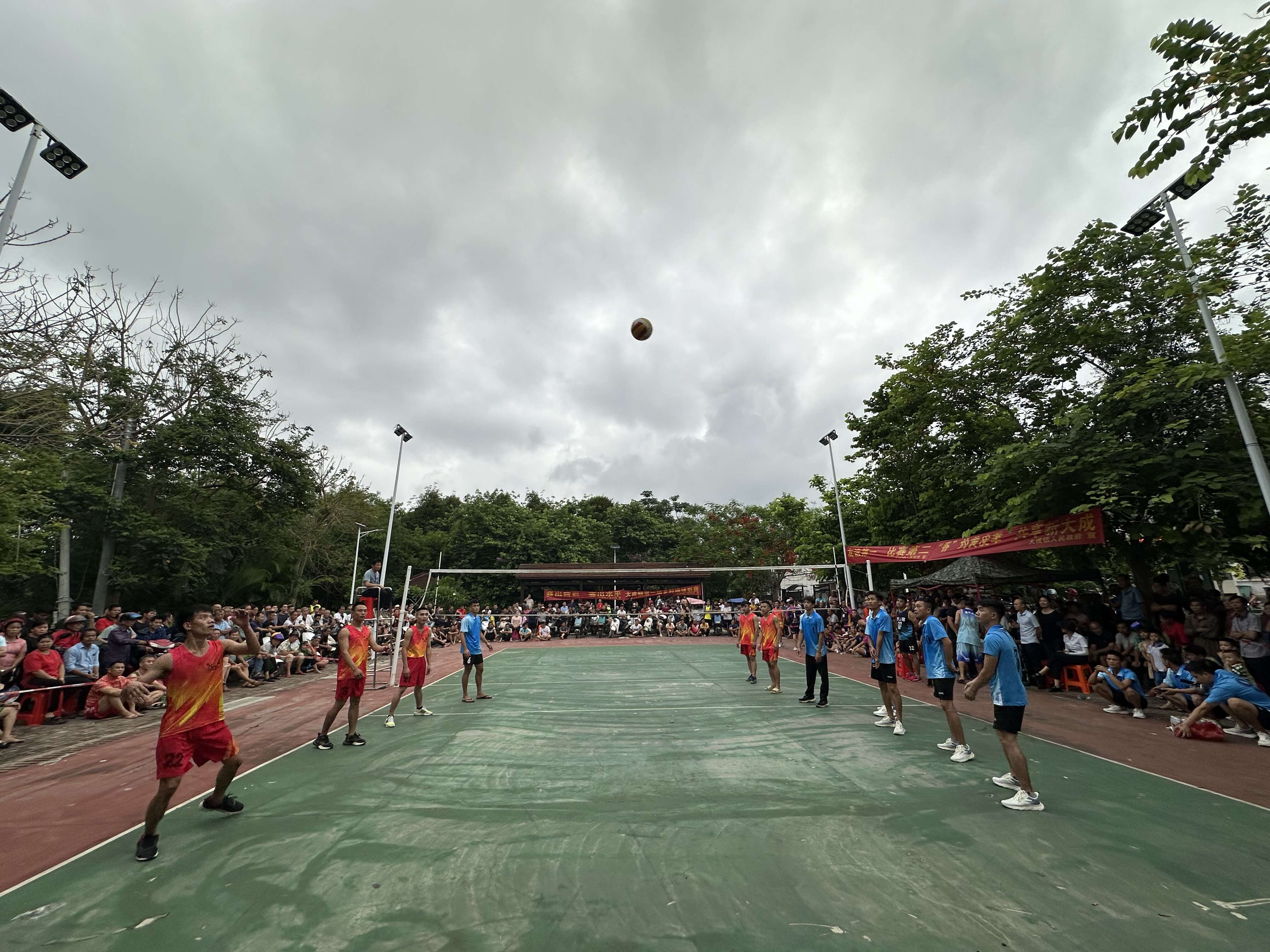 儋州大成镇首届乡村排球联赛开启黄皮季体育热潮