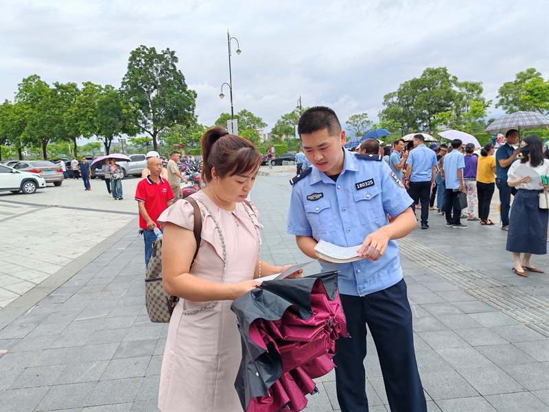 民警进行反诈宣传。吴佳仪摄