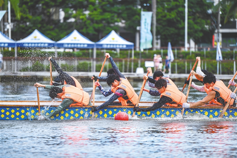 6月9日，在海口市海甸河，龙舟参赛队队员在训练。本报记者 王程龙 摄