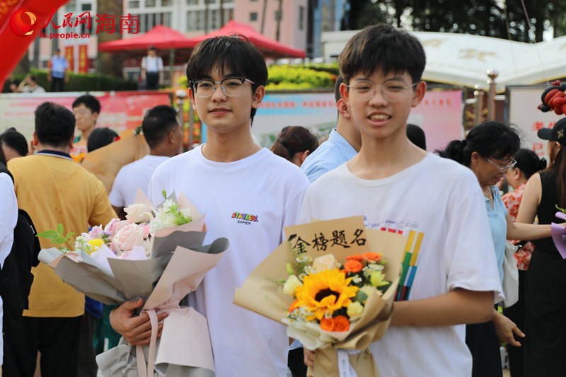 高考結束，考生家長為考生送上鮮花。 人民網記者 孟凡盛攝