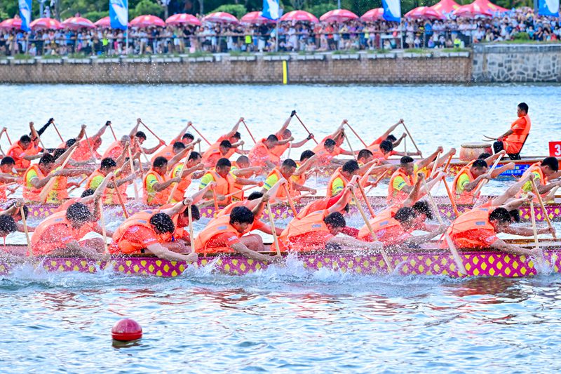 龙舟队伍在海甸河破浪前行。主办方供图