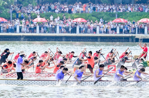 来自三亚、定安、澄迈以及中国澳门等地的14支龙舟代表队角逐2024年三亚市龙舟公开赛。