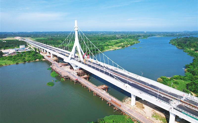 海南省首座悬索桥建设全力冲刺本月底初验