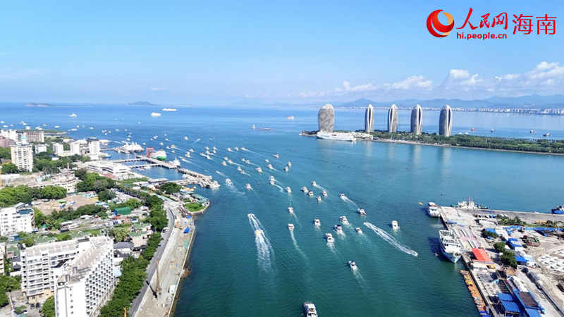三亚鸿洲游艇码头“千帆竞发”。 这里是目前海南规模最大的专业游艇码头。人民网记者 牛良玉摄
