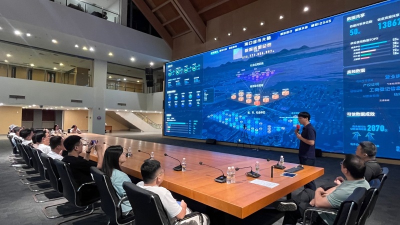 在海口市民游客中心，採風團隊實地感受“城市大腦”的高效便捷管理。 海口市委網信辦供圖