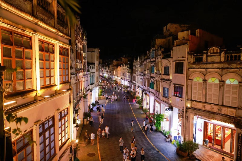 海口得勝沙騎樓老街，極具南洋風味的魅力夜景。海口市委網信辦供圖