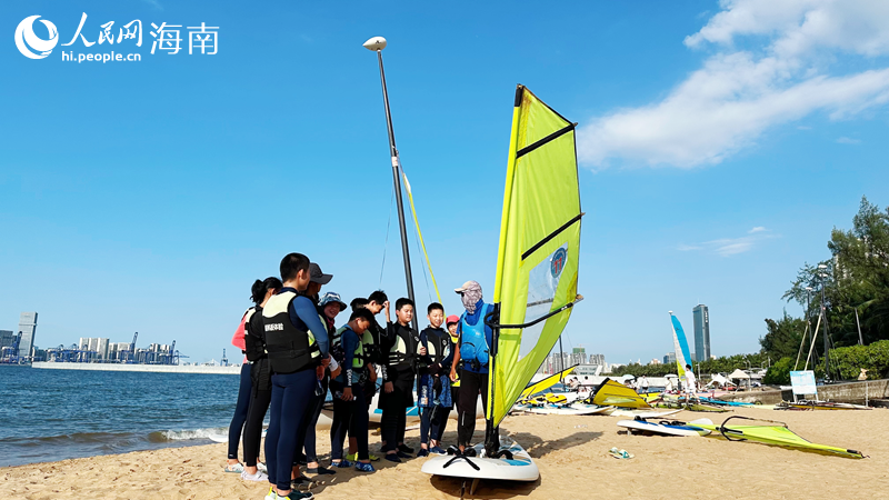 青少年爱好者在教练的带领下学习帆板要领。人民网记者 符武平摄