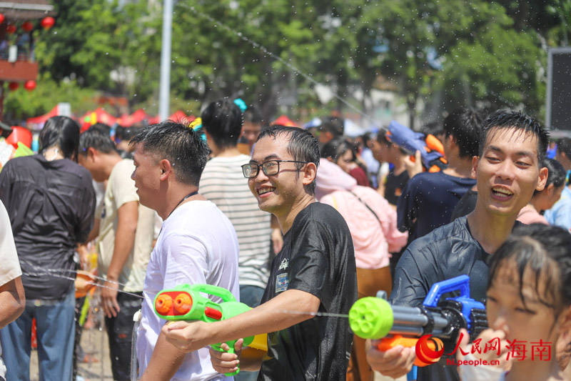 嬉水环节现场气氛热烈。人民网记者 牛良玉摄