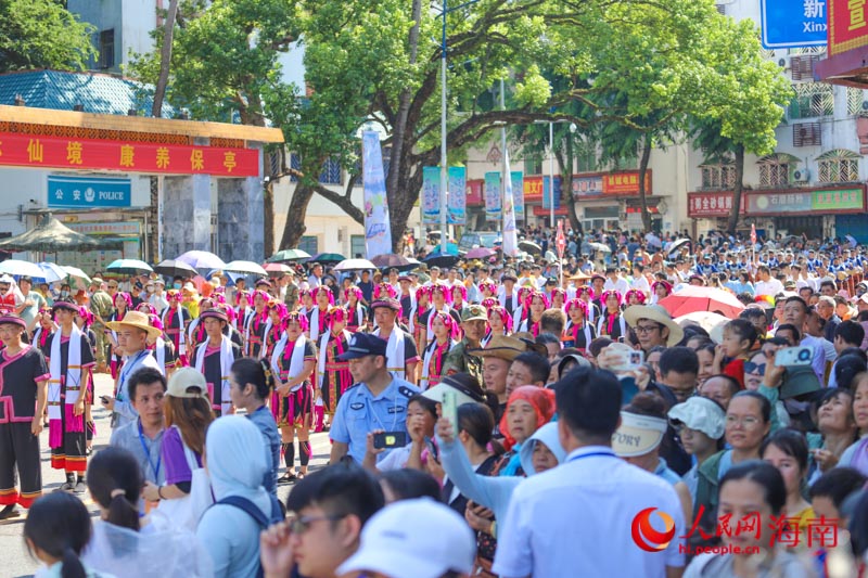 活动现场吸引众多市民游客观看。人民网记者 牛良玉摄