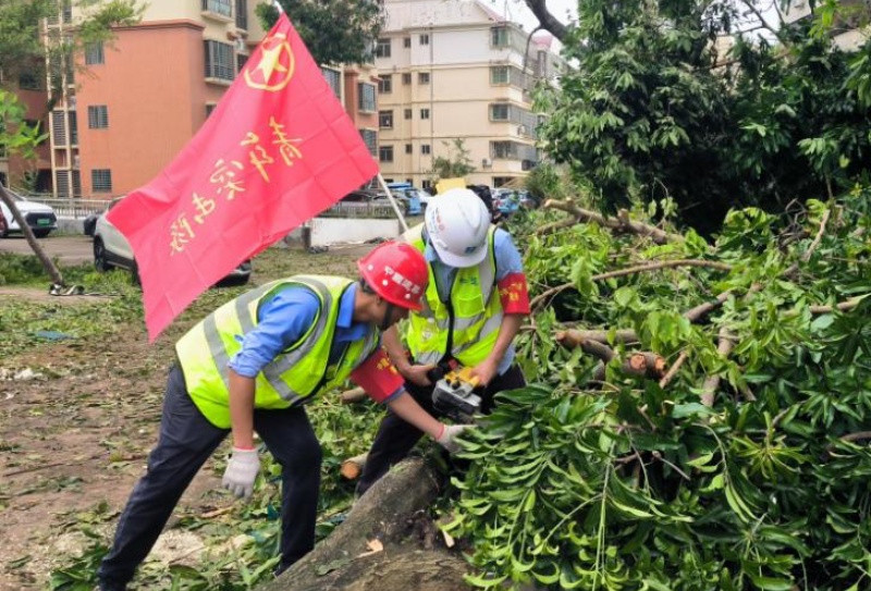 青年突击队在海南省老年医院内清理受阻路段。 中建一局海南分公司供图