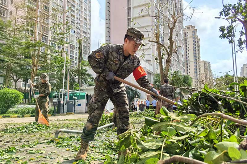 武警海南總隊進行排障搶險任務。武警海南總隊供圖