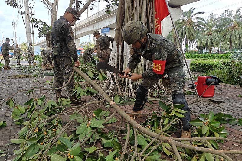 武警海南總隊進行排障搶險任務。武警海南總隊供圖